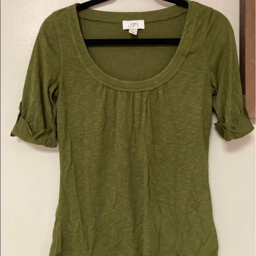 ANN TAYLOR LOFT - GREEN SCOOP NECK LIGHTWEIGHT TOP